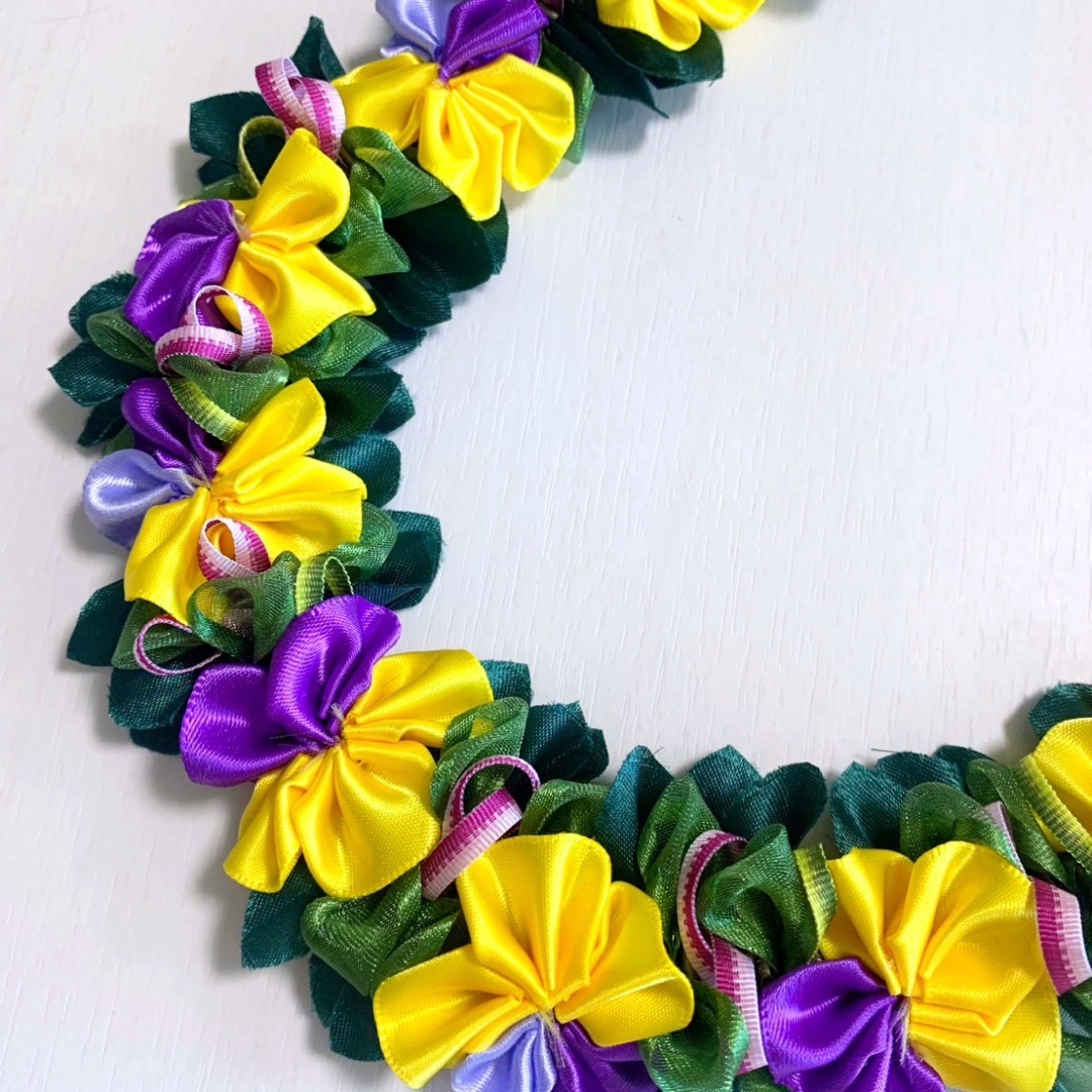 春のレッスンでは、マウナロアスタイルのビオラレイもご紹介しています。ビオラのお花を作ってから、針に通して作成していきます。夏にぴったりなリボンレイレッスン！↓↓↓https://noback.co.jp/school/class/ribbonlei/#リボンレイ #リボンレイ教室 #リボンレイリース #リボンレイレッスン #リボンレイワークショップ - Instagram